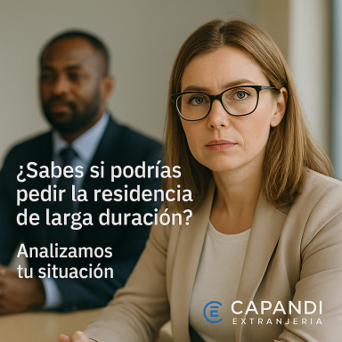 Solicita la residencia de larga duración en España Mujer inmigrante en consulta jurídica sobre residencia de larga duración